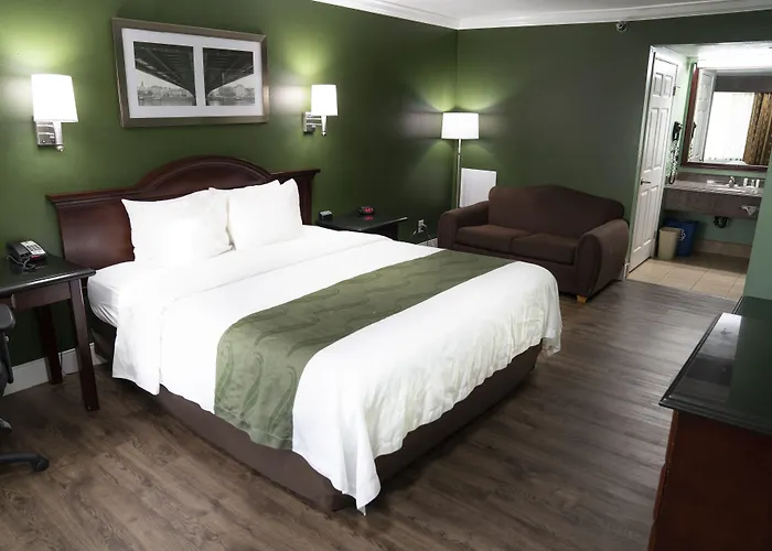 Hotels in Downtown Hemet